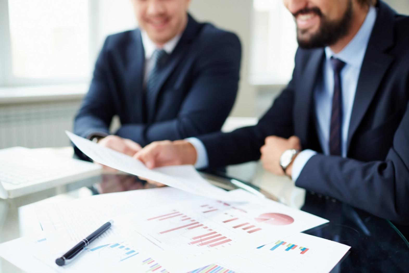 Finanzplanung Arbeitsplatz mit Dokumenten und Laptop